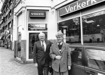 406376 Afbeelding van Wim en Agnes Verkerk van de Volvo-garage Verkerk (Biltstraat 74) te Utrecht. De garage zal binnen ...